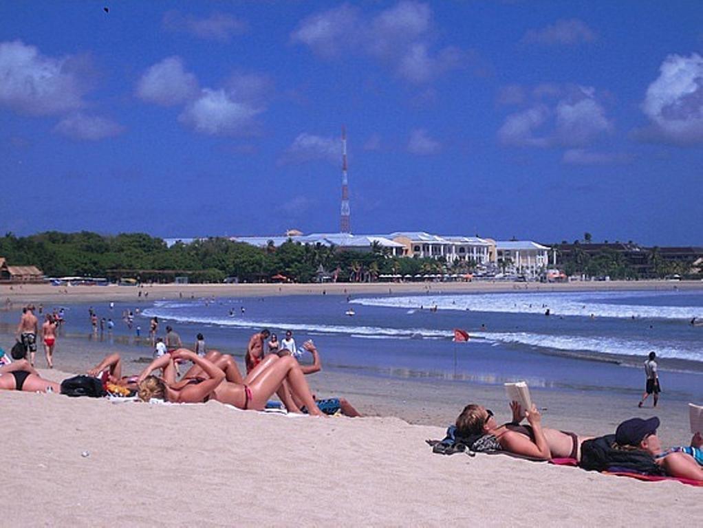 Angkul Angkul Beach Inn Kuta By Kamara Exterior foto